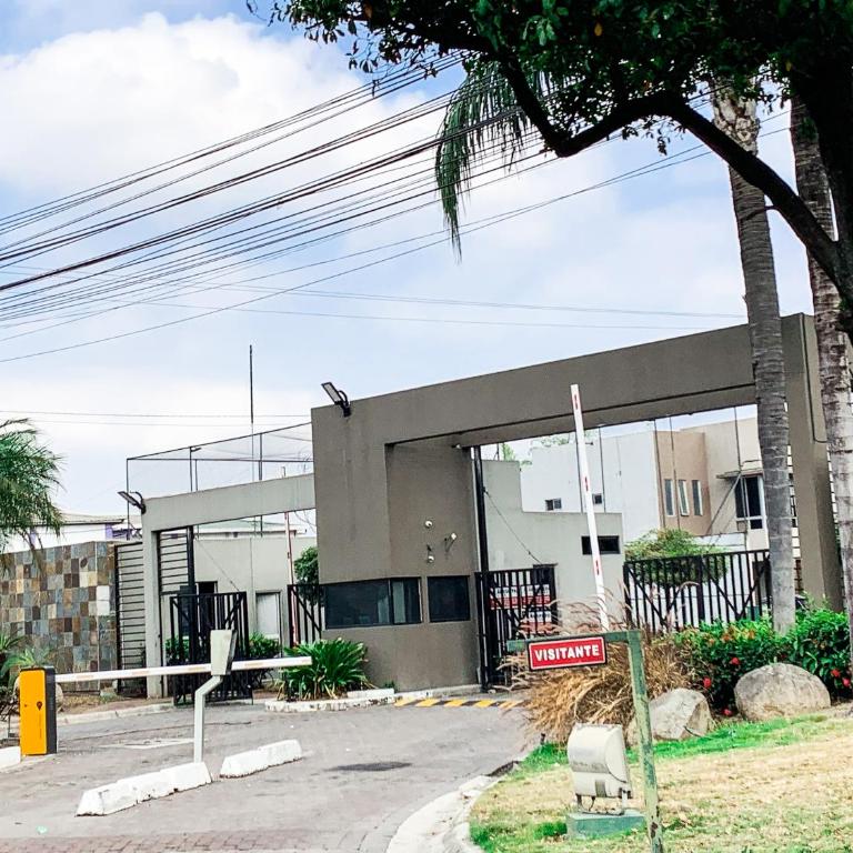 Villa Familiar privada, 5 dormitorios, Altos del rio - Villa - 95