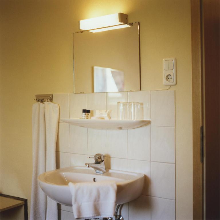 Hotel Jedermann - Basic Doppel-/Zweibettzimmer mit Gemeinschaftsbad - 3