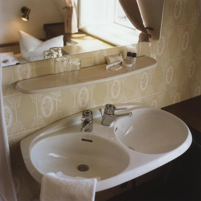Hotel Jedermann - Basic Doppel-/Zweibettzimmer mit Gemeinschaftsbad - 2