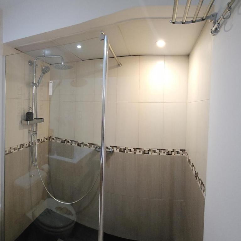 The Harmony Luxe Torremolinos City Center with FREE private parking and seasonal pool Free wifi and Netflix BY NAMASTE ELITE - Apartamento de 1 dormitorio - 4