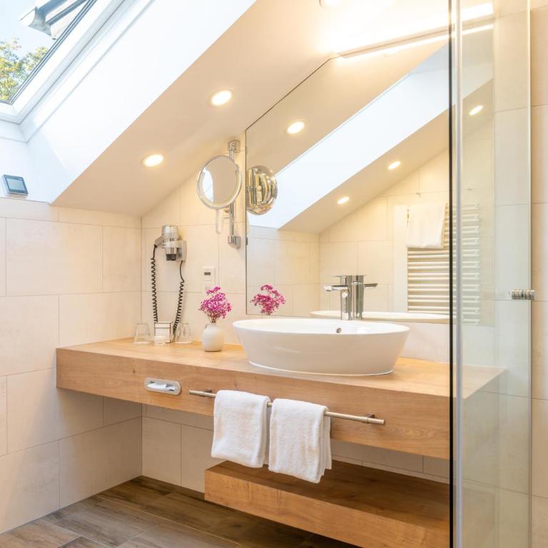 Romantik Hotel Die Gersberg Alm mit Panoramablick auf Salzburg und Outdoor Pool ab Mai - Deluxe Doppelzimmer mit Balkon - 8