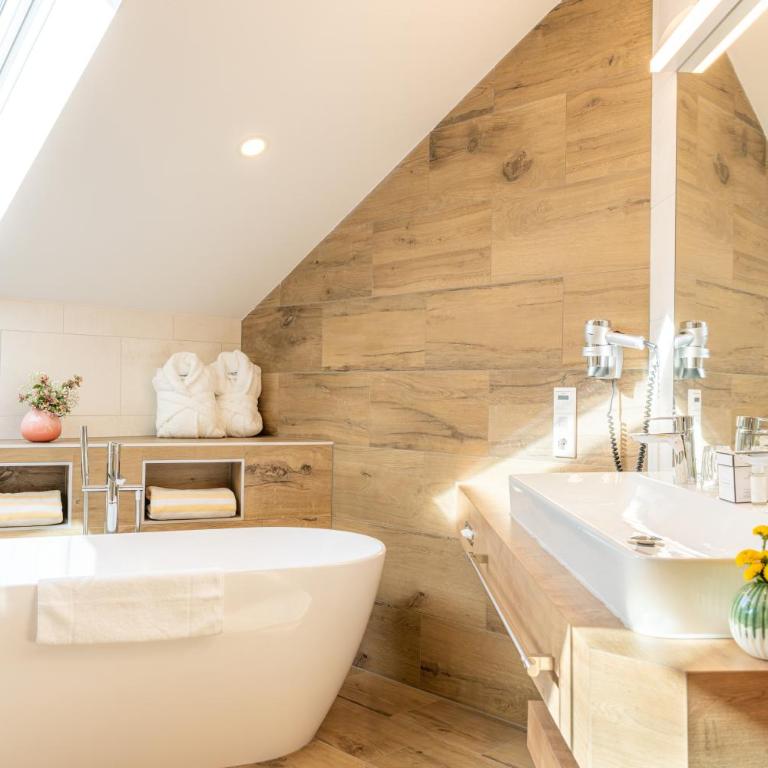 Romantik Hotel Die Gersberg Alm mit Panoramablick auf Salzburg und Outdoor Pool ab Mai - Deluxe Suite - 4