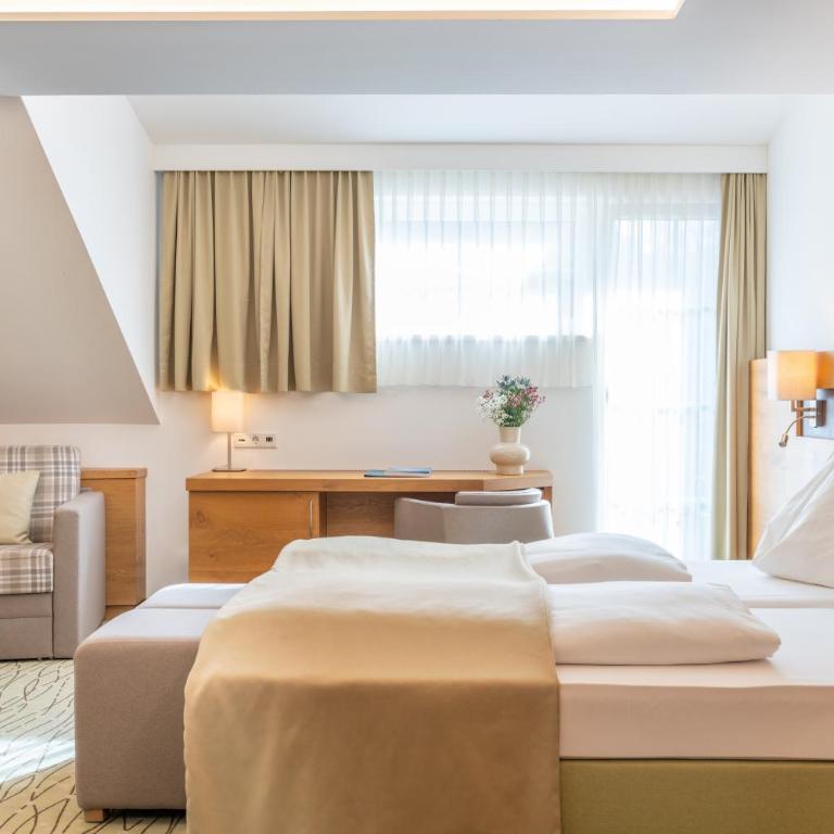 Romantik Hotel Die Gersberg Alm mit Panoramablick auf Salzburg und Outdoor Pool ab Mai - Comfort Doppelzimmer mit Balkon - 1