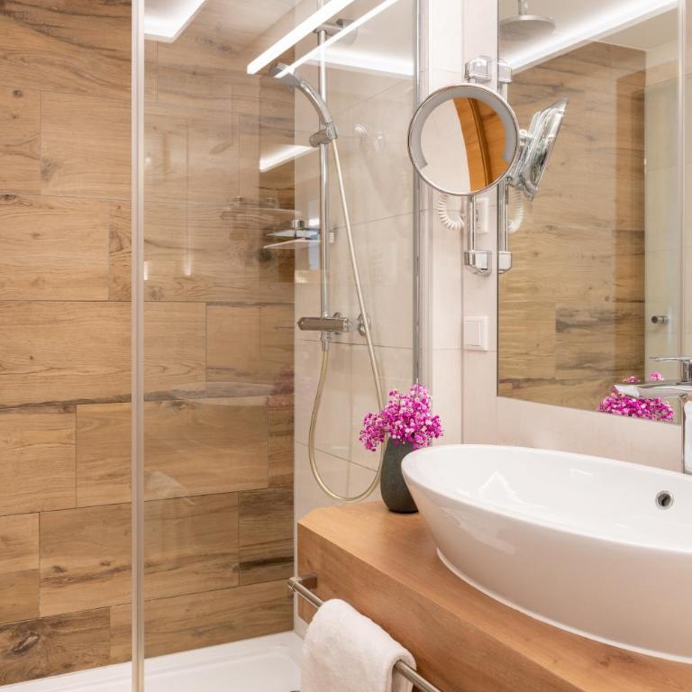 Romantik Hotel Die Gersberg Alm mit Panoramablick auf Salzburg und Outdoor Pool ab Mai - Deluxe Doppelzimmer mit Balkon - 5