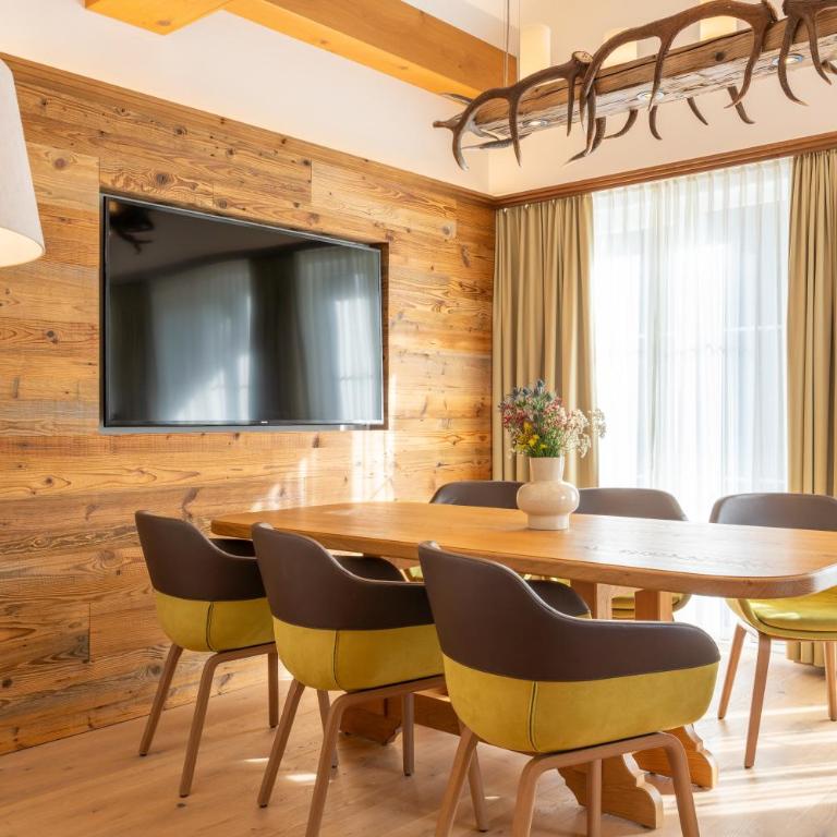 Romantik Hotel Die Gersberg Alm mit Panoramablick auf Salzburg und Outdoor Pool ab Mai - Deluxe Suite - 3