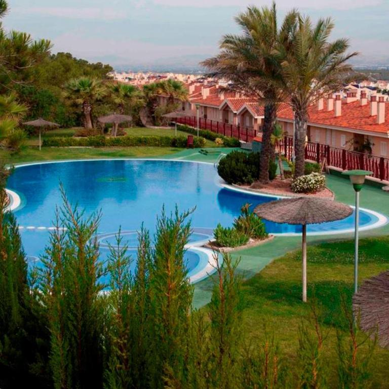 Preciosa casa con piscina y terraza R53 by Novadesta - Three-Bedroom House - 1