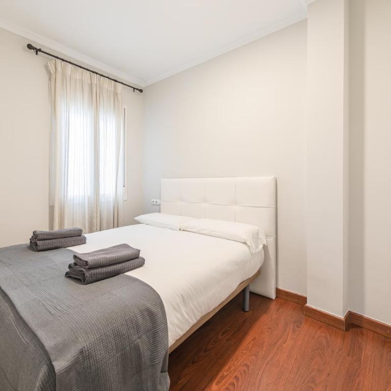 Molviedro, by Homing U - Three-Bedroom Apartment with Balcony - 5