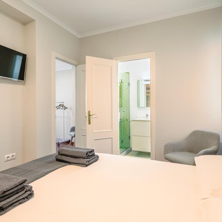Molviedro, by Homing U - Three-Bedroom Apartment with Balcony - 13