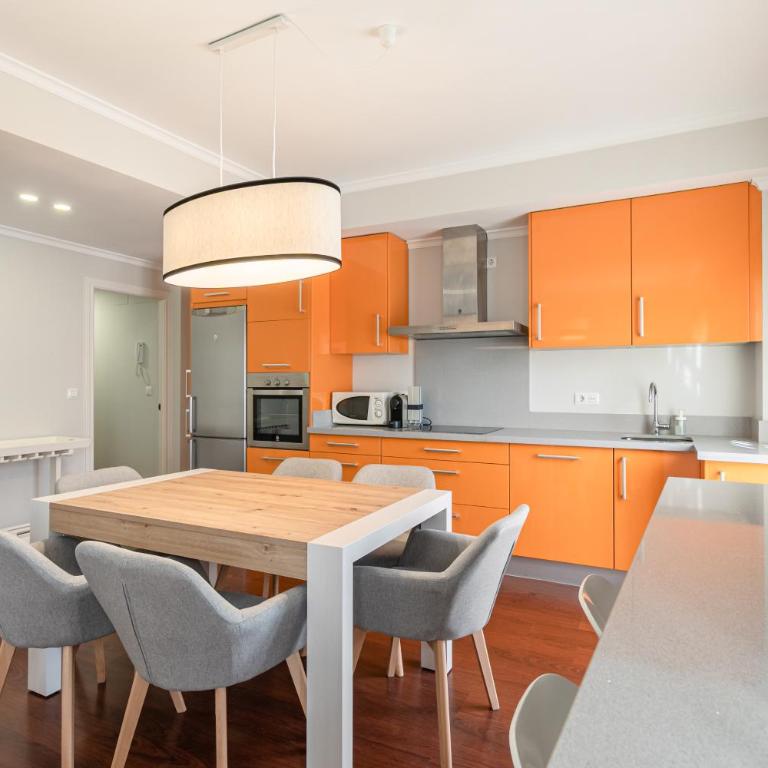 Molviedro, by Homing U - Three-Bedroom Apartment with Balcony - 8