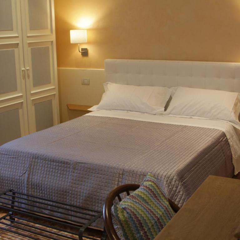 B&B I Propilei di San Girolamo - Camera Matrimoniale con Bagno Privato - 1