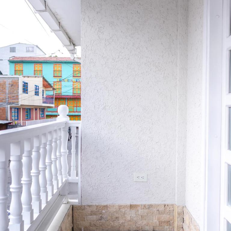 Casa Hotel Alicia - Habitación Triple con balcón - 6