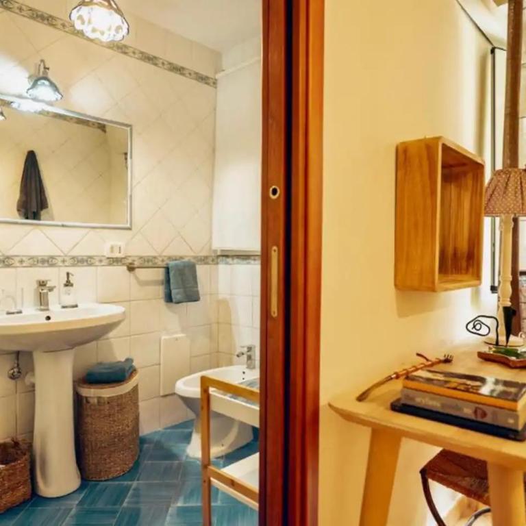 The Little House in Napoli - One-Bedroom House - 4