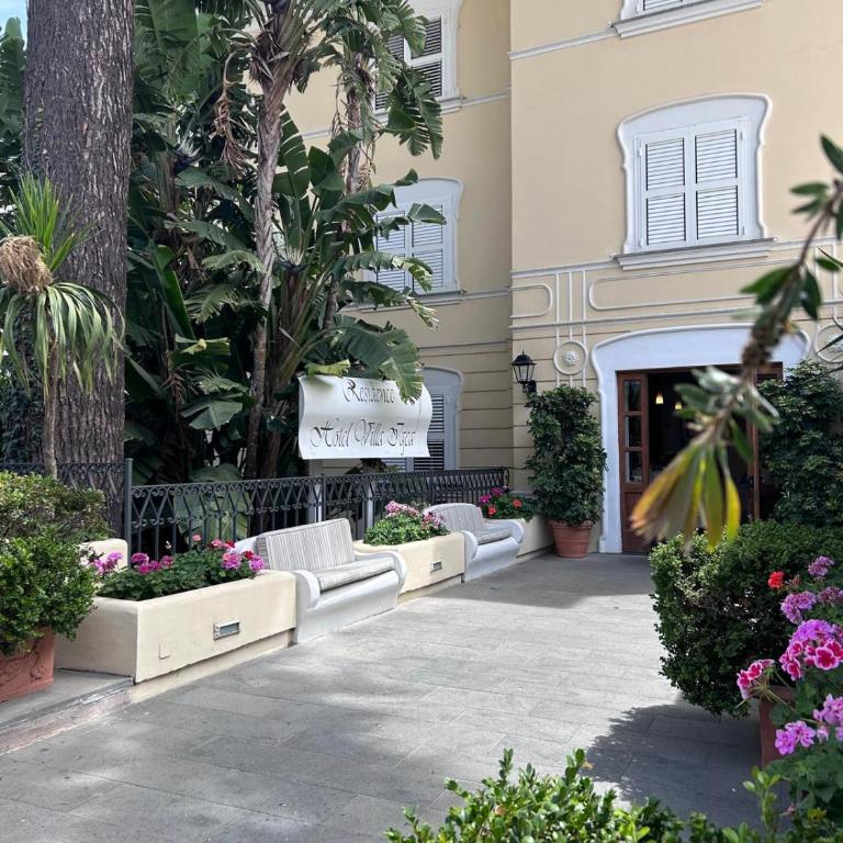 a due passi dal centro Villa Igea - Camera Familiare con Terrazza - 17
