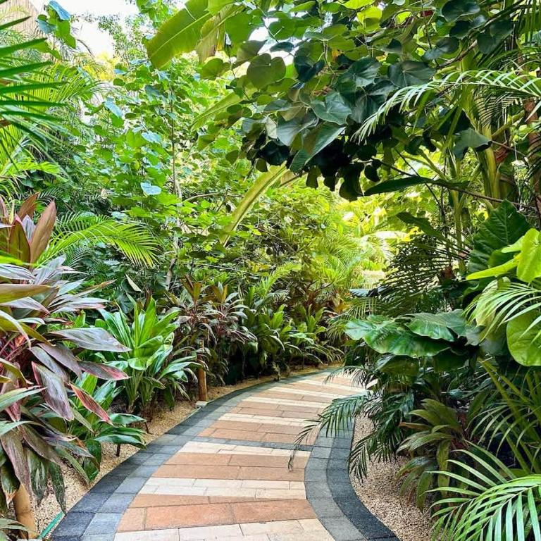 Relaxing Lakeside Retreat Pool, Hot Tub y Patio - One-Bedroom Apartment - 7