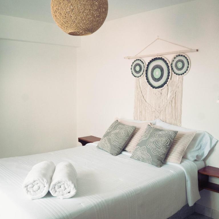 Hostal Brisas del Mar - Habitación con cama grande y balcón - 3