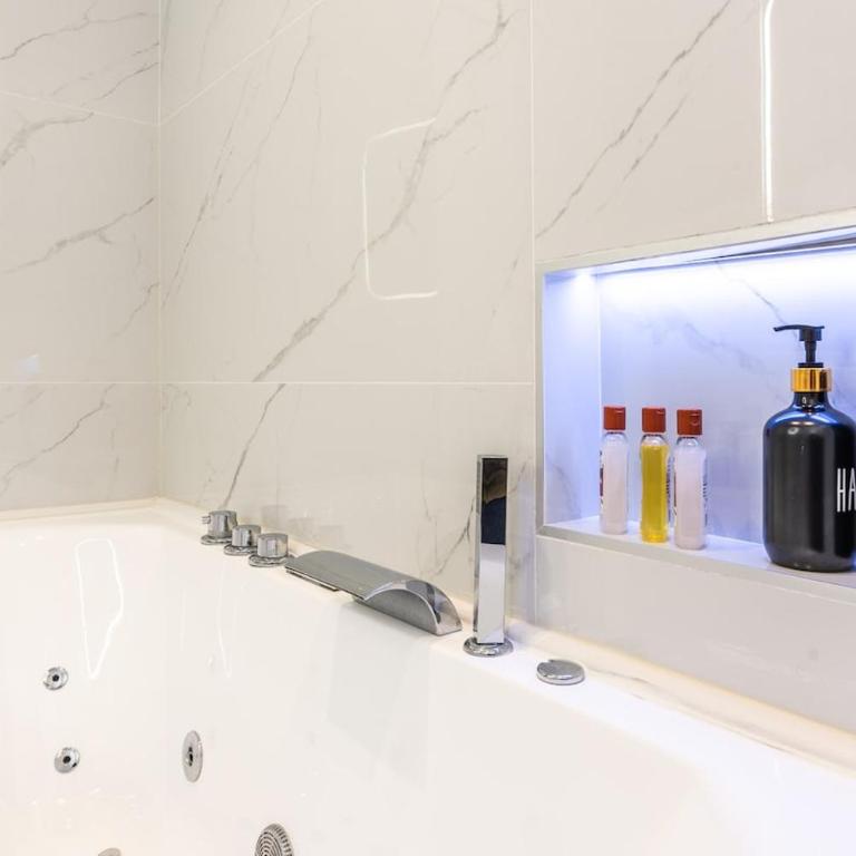 Appartement Raffiné avec Jacuzzi et AC - 6P - Appartement 2 Chambres - 5
