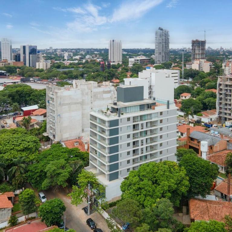 702 Emerald Steps from the best malls in town! High Speed Wifi - Two-Bedroom Apartment - 3