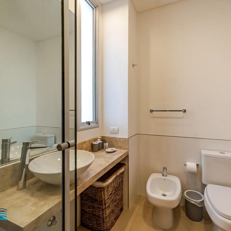 702 Emerald Steps from the best malls in town! High Speed Wifi - Two-Bedroom Apartment - 4