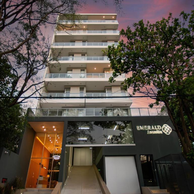 702 Emerald Steps from the best malls in town! High Speed Wifi - Two-Bedroom Apartment - 30