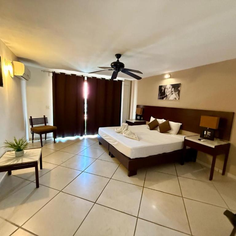 AMANÁA Hotel Boutique - Suite con cama grande y balcón - 12