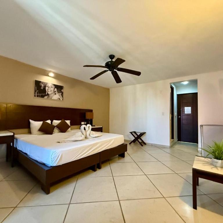 AMANÁA Hotel Boutique - Suite con cama grande y balcón - 2