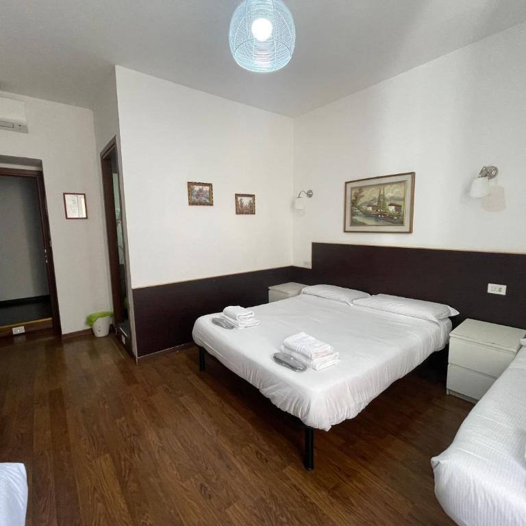 Gold House - Camera Quadrupla con Bagno Privato - 2