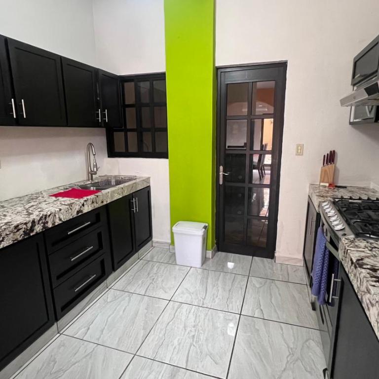 Casa con alberca y entrada independiente - Three-Bedroom Home - 11