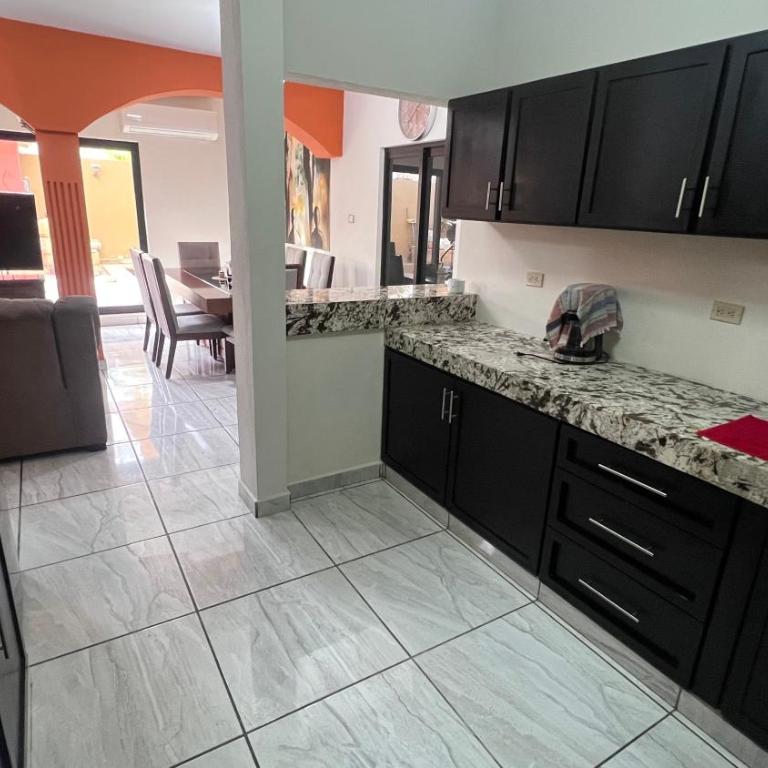 Casa con alberca y entrada independiente - Three-Bedroom Home - 10