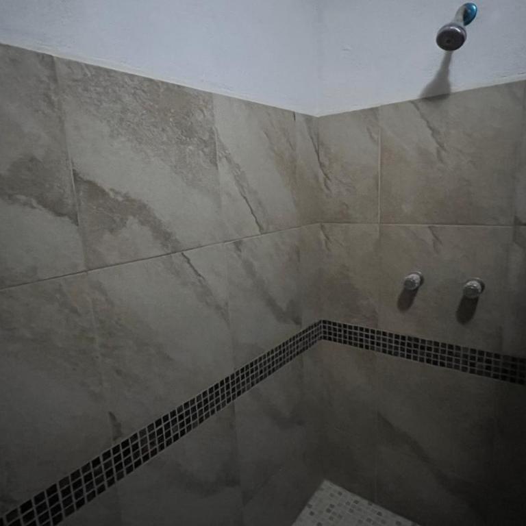 Casa con alberca y entrada independiente - Three-Bedroom Home - 8