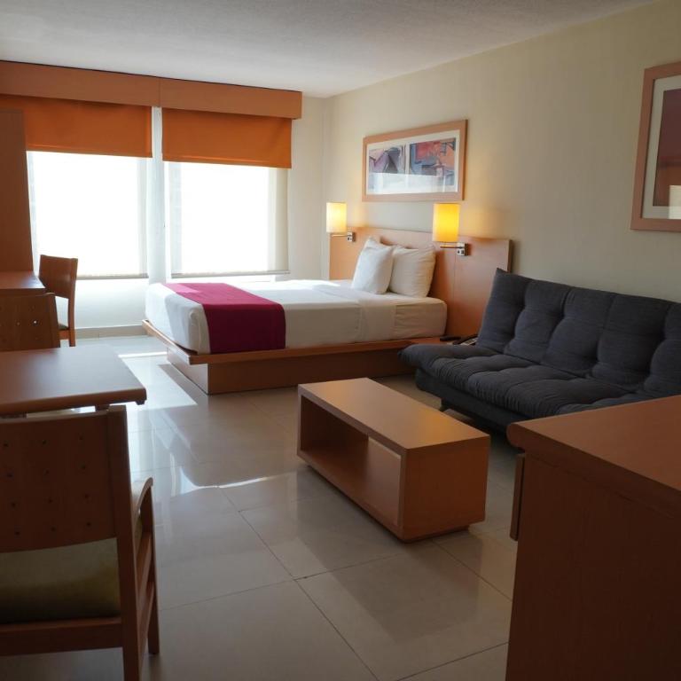 City Express by Marriott Mazatlan - Superior Queen Room with Sofa Bed - 4