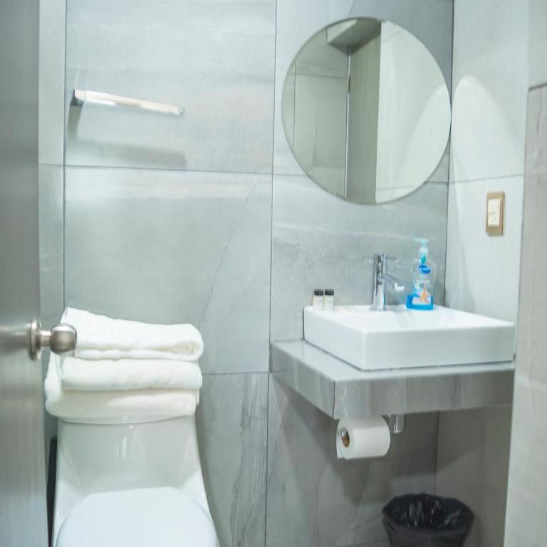 condominio con una bonita vista del puerto deportivo de G P S rentas - Two-Bedroom Apartment - 3