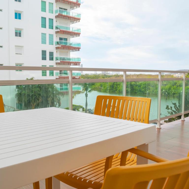 condominio con una bonita vista del puerto deportivo de G P S rentas - Two-Bedroom Apartment - 6