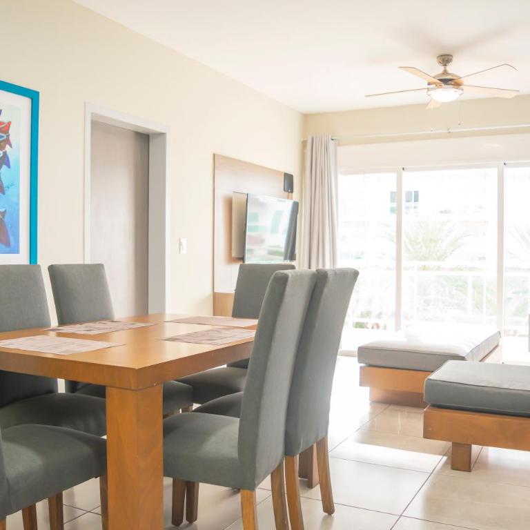 condominio con una bonita vista del puerto deportivo de G P S rentas - Two-Bedroom Apartment - 15