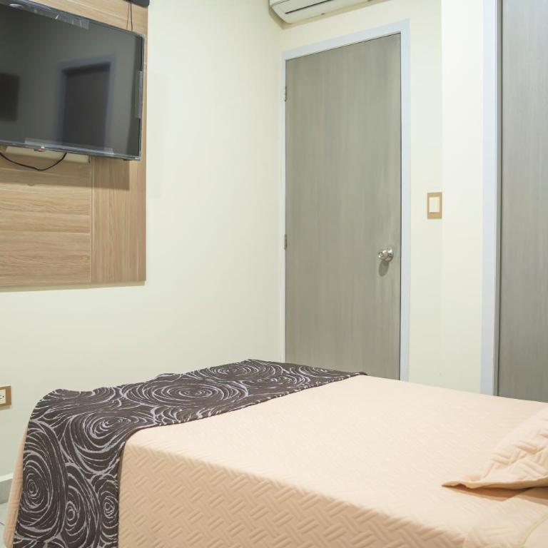 condominio con una bonita vista del puerto deportivo de G P S rentas - Two-Bedroom Apartment - 11