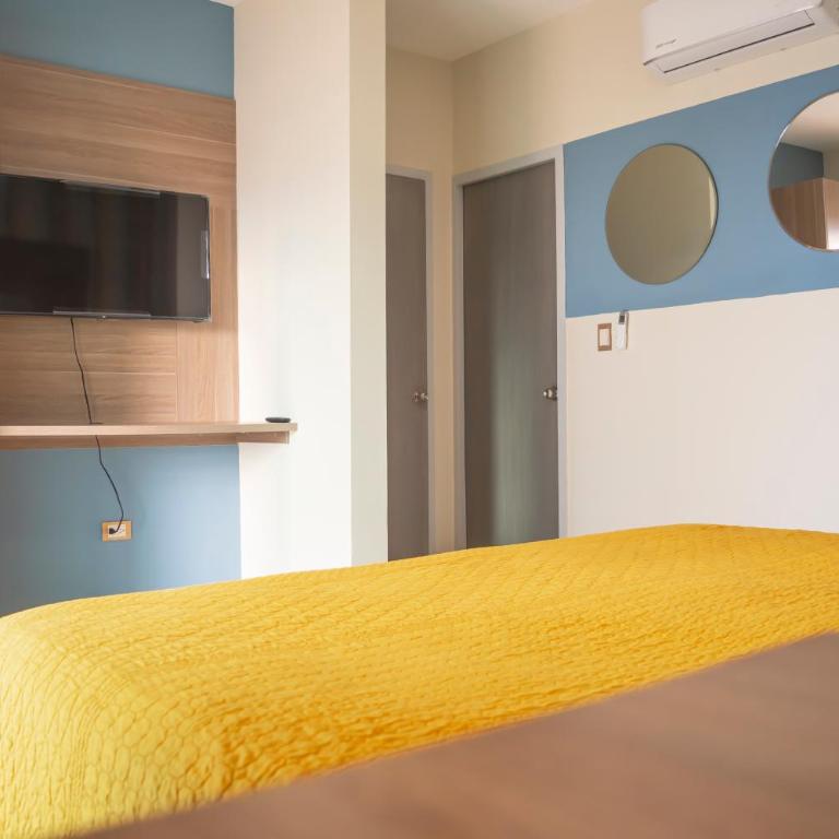 condominio con una bonita vista del puerto deportivo de G P S rentas - Two-Bedroom Apartment - 5