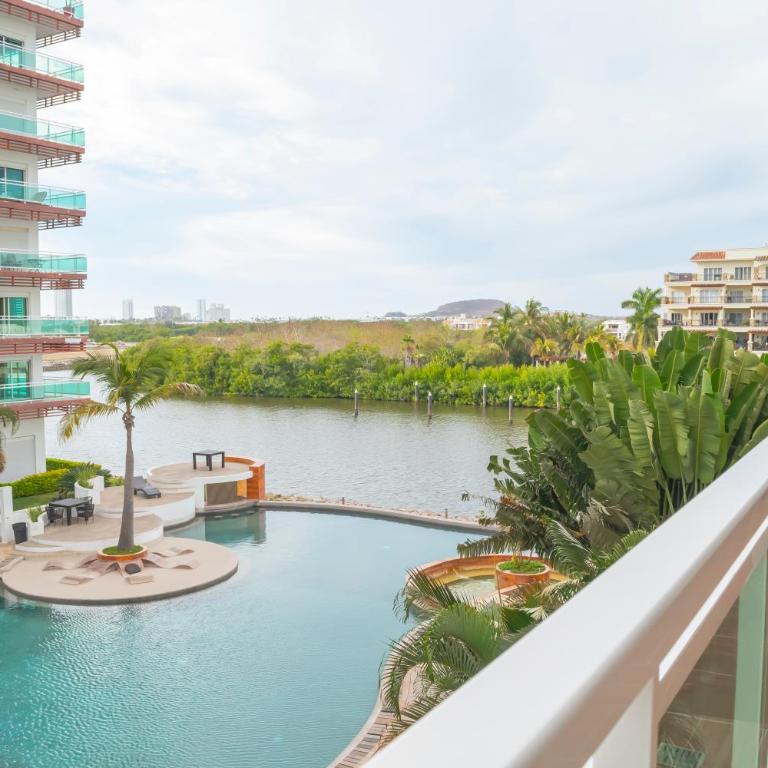condominio con una bonita vista del puerto deportivo de G P S rentas - Two-Bedroom Apartment - 1