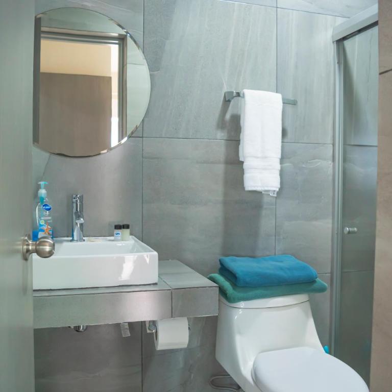 condominio con una bonita vista del puerto deportivo de G P S rentas - Two-Bedroom Apartment - 24