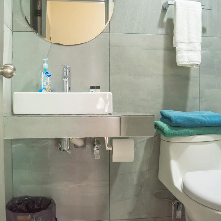 condominio con una bonita vista del puerto deportivo de G P S rentas - Two-Bedroom Apartment - 25