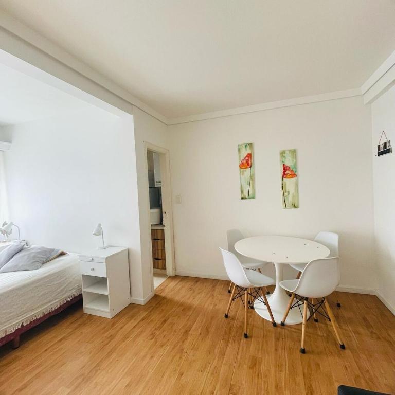 Amplio Monoambiente - Plaza España - One-Bedroom Apartment - 2