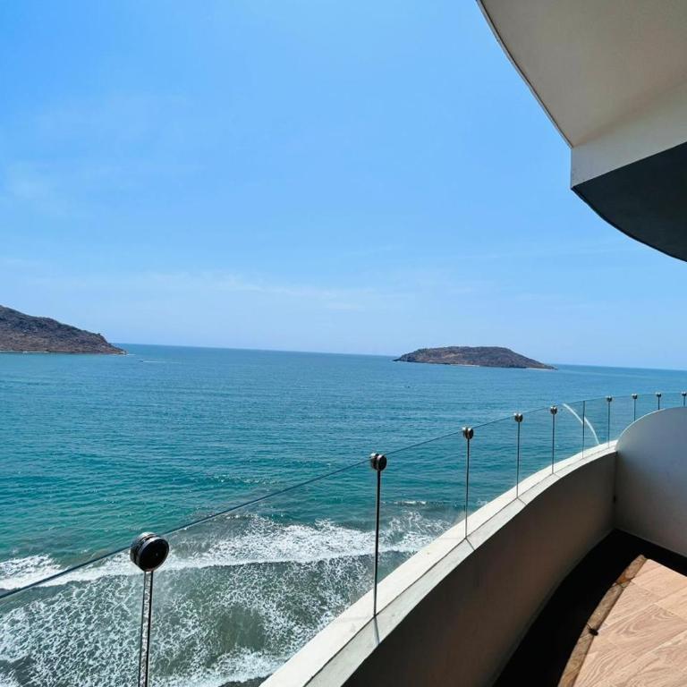 depa vista al atardecer y a pie de playa by G P S rentas - One-Bedroom Apartment - 1