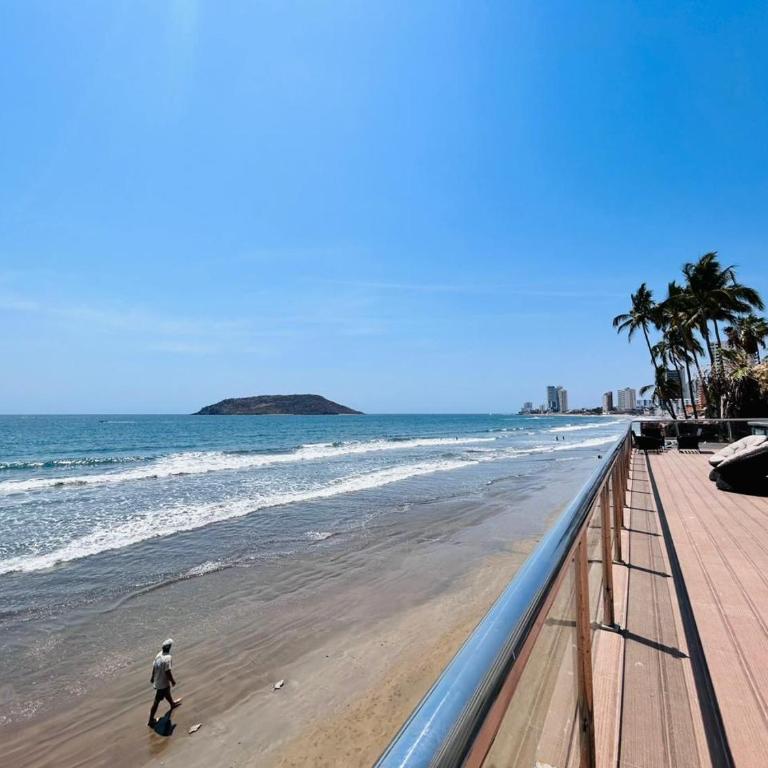 depa vista al atardecer y a pie de playa by G P S rentas - One-Bedroom Apartment - 15