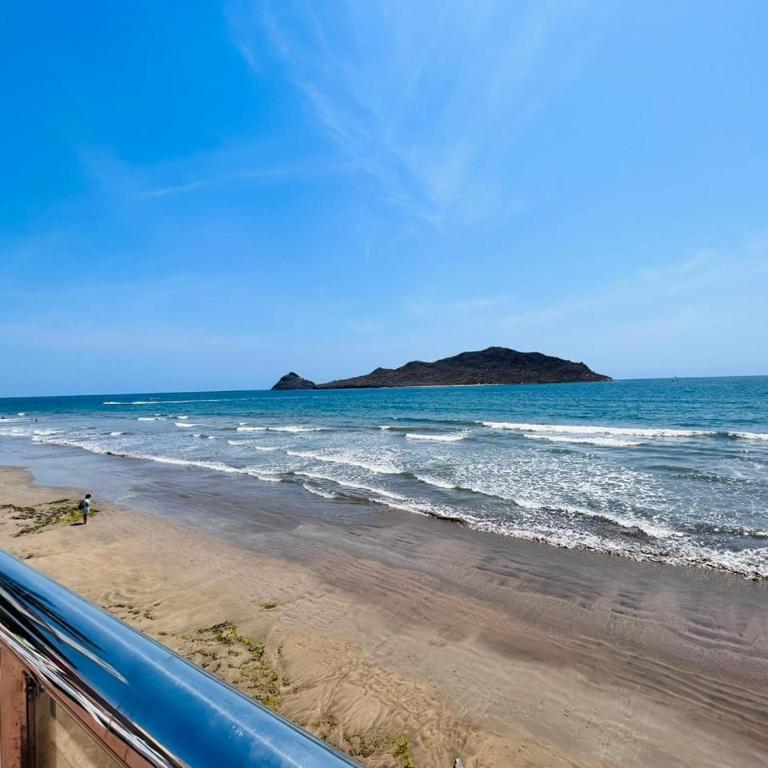 depa vista al atardecer y a pie de playa by G P S rentas - One-Bedroom Apartment - 16