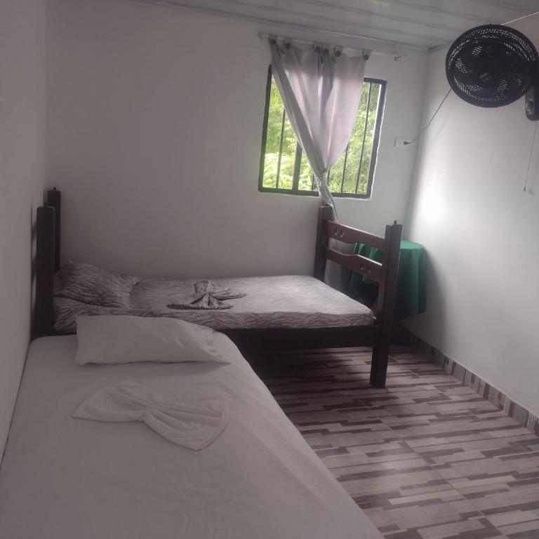 HOSTAL SARITA - Apartamento de 2 dormitorios con vistas a la montaña - 2