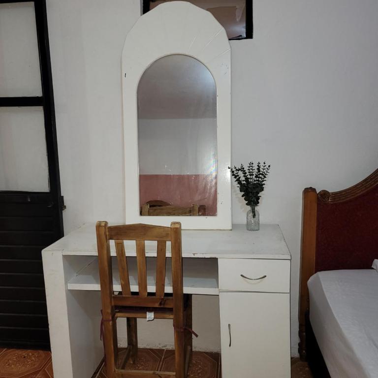 Dpto Cómodo Barrio Guadalupe Céntrico con Estac y FREE WIFI - Two-Bedroom Apartment - 4