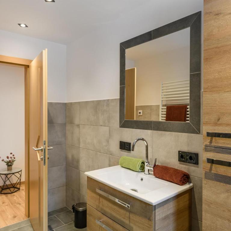 Ferienwohnung Wiesenweg inklusive kostenfreiem Eintritt in die Alpentherme - Apartment mit 2 Schlafzimmern und Dusche - 3