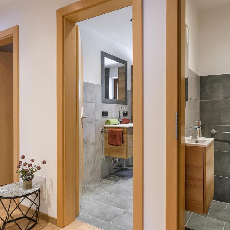 Ferienwohnung Wiesenweg inklusive kostenfreiem Eintritt in die Alpentherme - Apartment mit 2 Schlafzimmern und Dusche - 4