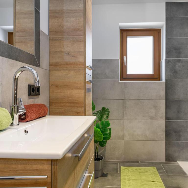 Ferienwohnung Wiesenweg inklusive kostenfreiem Eintritt in die Alpentherme - Apartment mit 2 Schlafzimmern und Dusche - 18