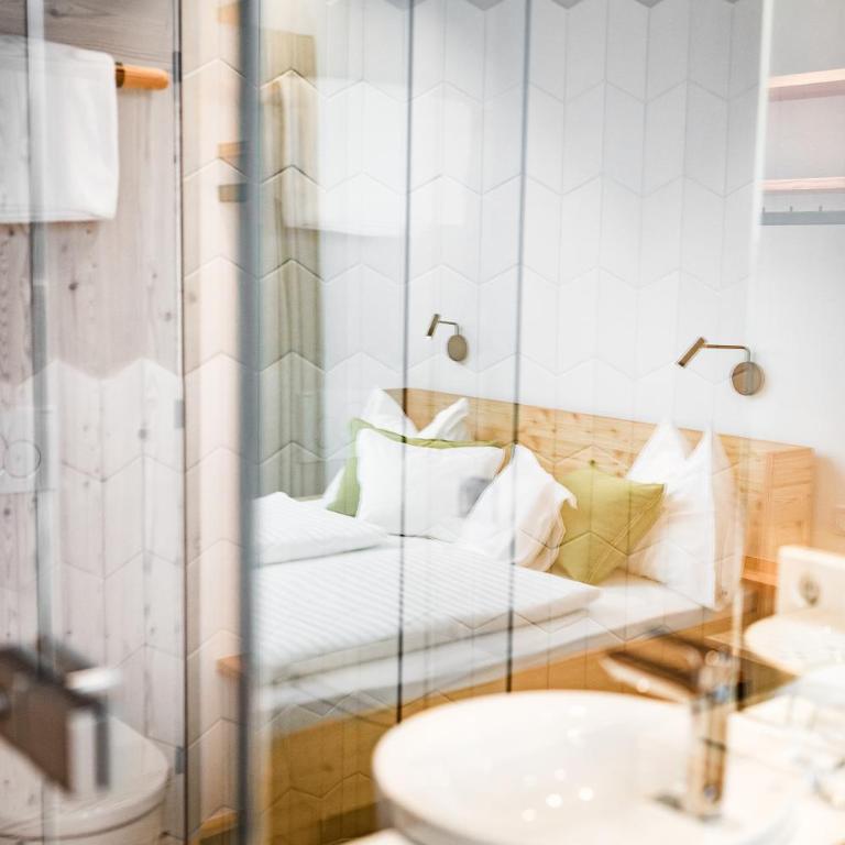 Biohotel Gralhof - Doppelzimmer mit Seeblick - 7