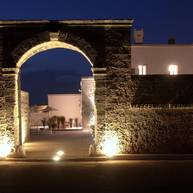 Masseria Bernardini by Symphonya Luxury Holiday Rentals - Camera King con Vista Giardino - 9