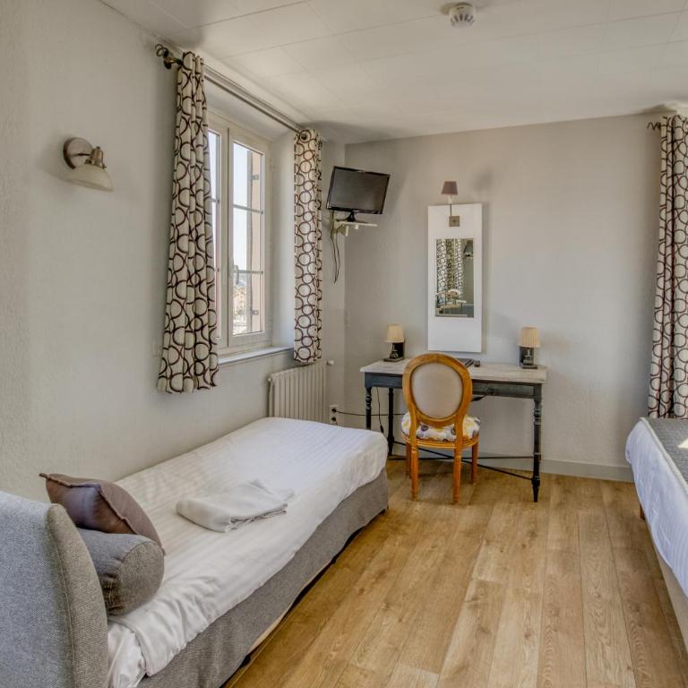 Hotel Restaurant de la Tour - Chambre Familiale (2 Adultes + 2 Enfants) - Vue sur Mer et Village - 3